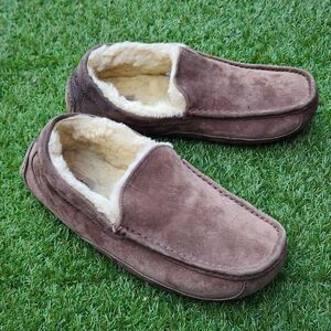 UGG ASCOT- Men's Slippers - SIZE 9